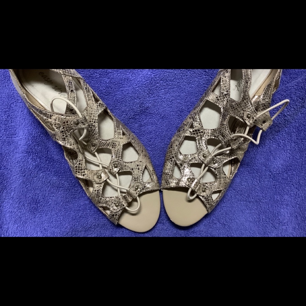 Women’s snakeskin inspired sandal size 10 gold